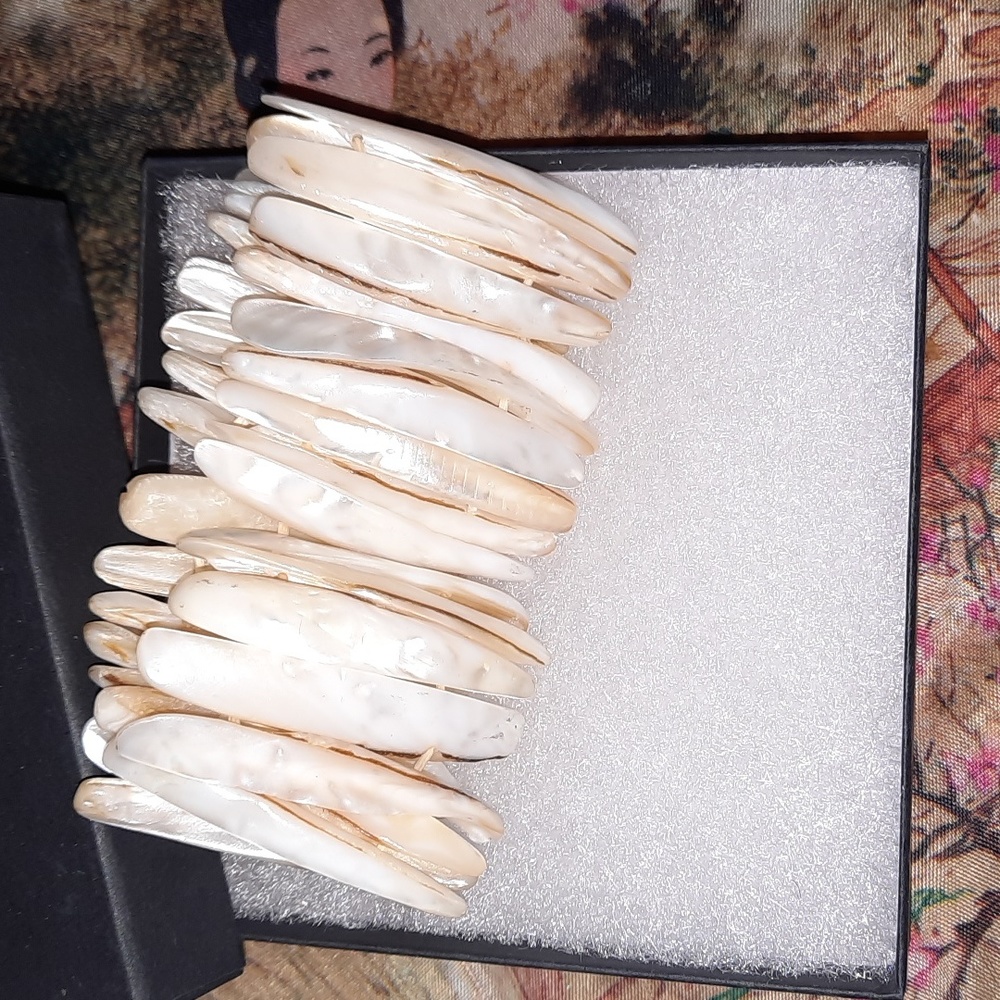 Mother of pearl shell stretch bracelet white- flaw